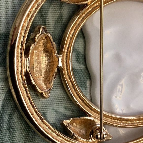 Monet brooch gold tone 2.5 inches length 2 inches at wides part of width - Picture 3 of 4
